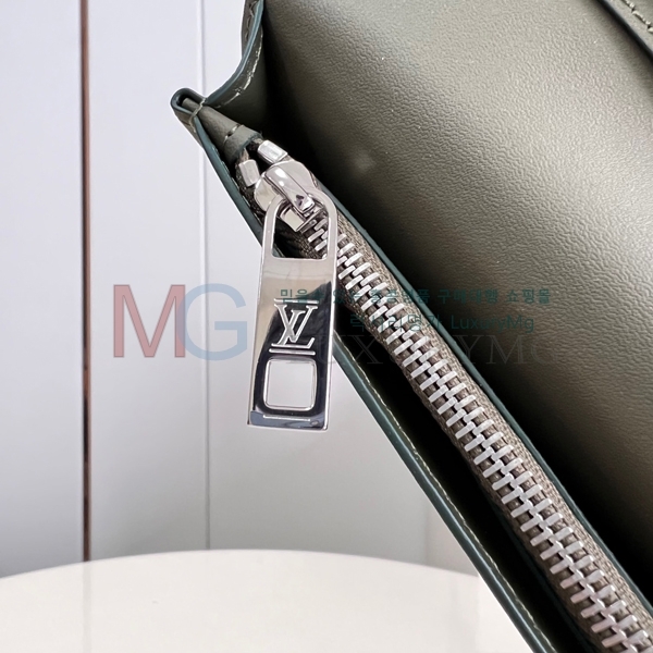 ̺   M81813