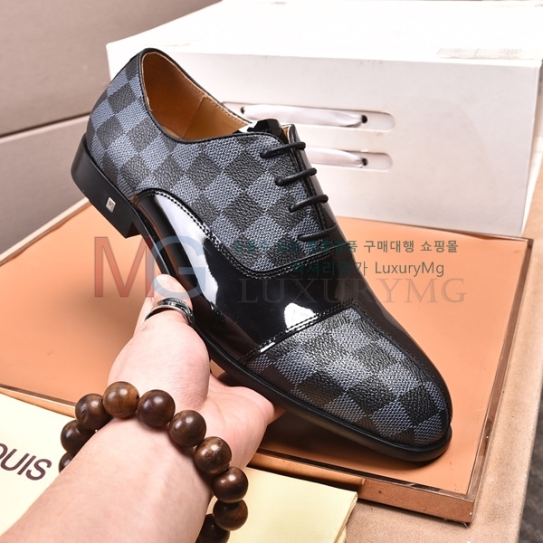 ̺   2M56132-4